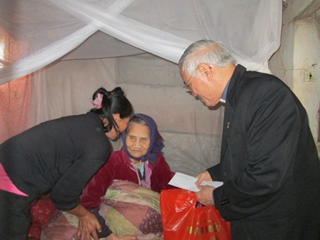 Đức Cha Giuse Nguyễn Văn Yến tặng quà Tết cho người nghèo tại Bùi Chu