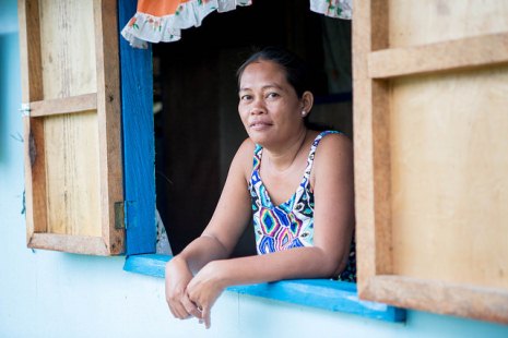 Philippin vươn lên: Một năm sau siêu bão Haiyan – Câu chuyện của Flora