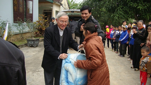 Đức Cha Giuse Nguyễn Văn Yến thăm Qui Hậu – Giáo phận Vinh