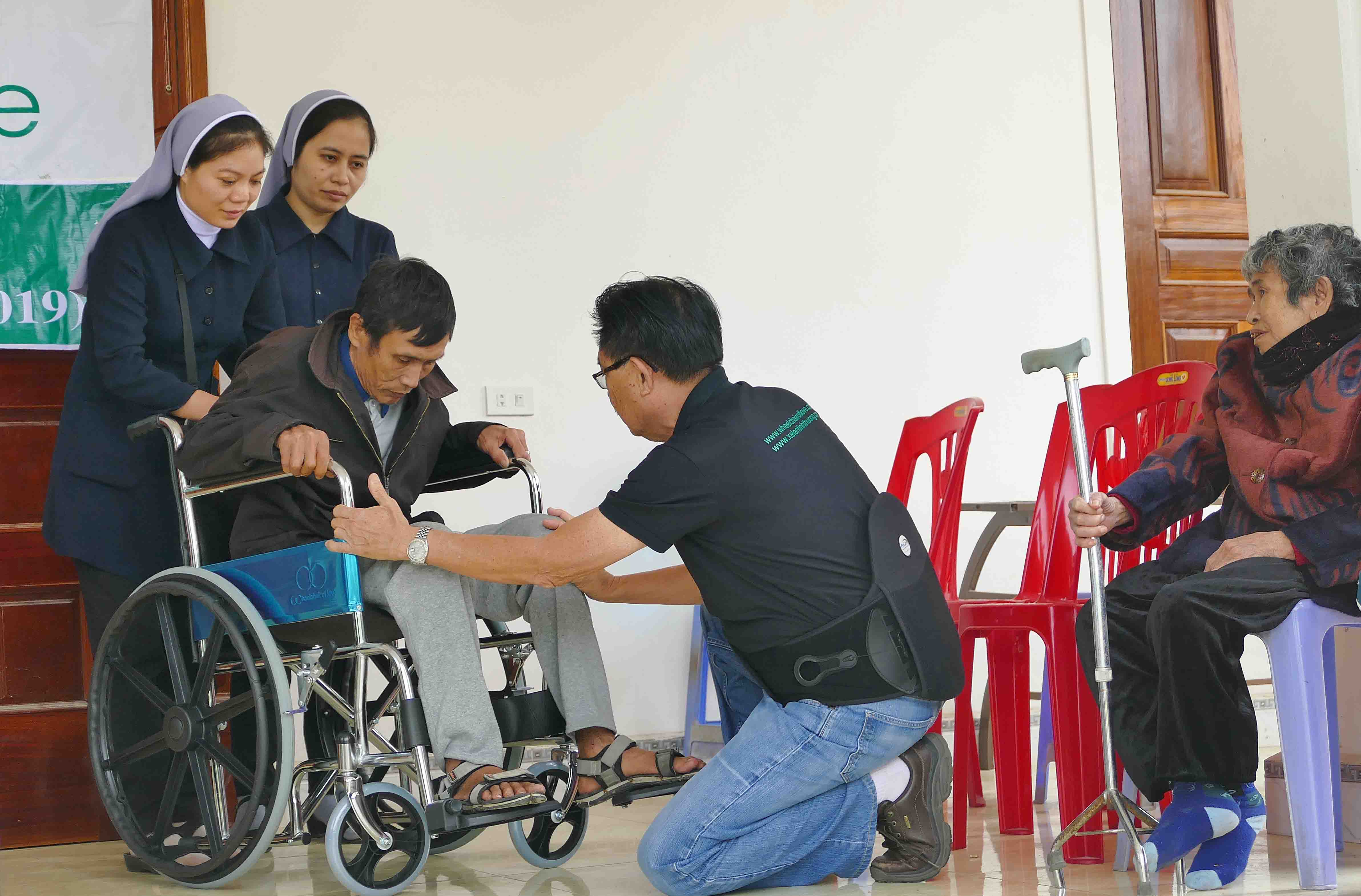 Caritas Vinh: Trao tặng 100 chiếc xe lăn cho Người khuyết tật