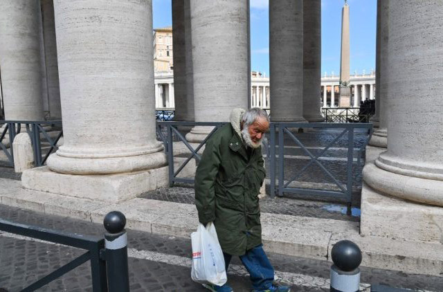 Tòa Thánh tiếp tục mở cửa mọi dịch vụ cho người nghèo