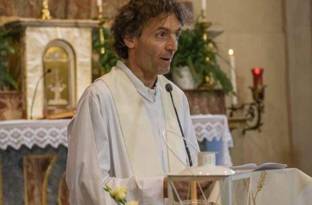 Một linh mục Ý dấn thân chăm sóc người di dân bị một người tâm thần đâm chết