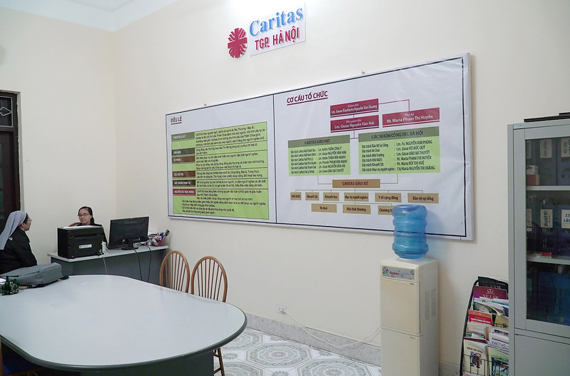 Caritas Hanoi transferred 150 million VND to share with people in epidemic areas in Cam Giang district, Hai Duong province.