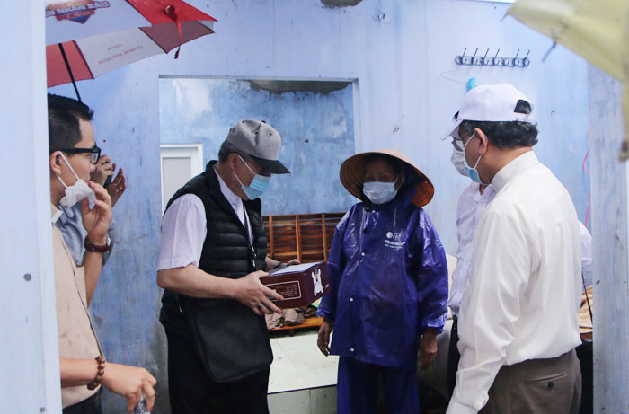 Đức TGM Giuse Nguyễn Chí Linh thăm các gia đình sau cơn bão số 5 (Conson)