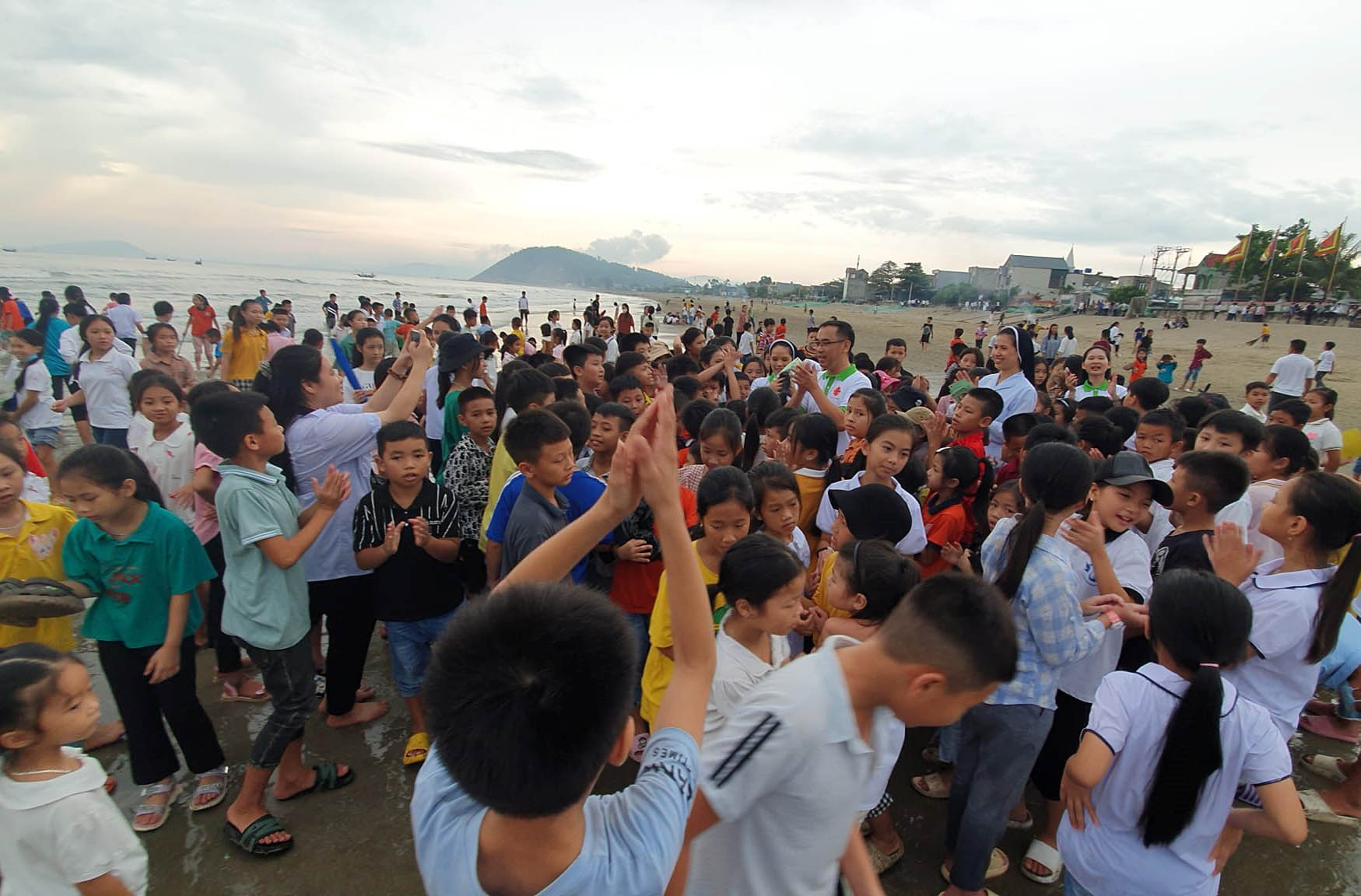 Caritas Thanh Hóa: Cùng thiếu nhi Ba Làng làm sạch bờ biển quê hương thân yêu