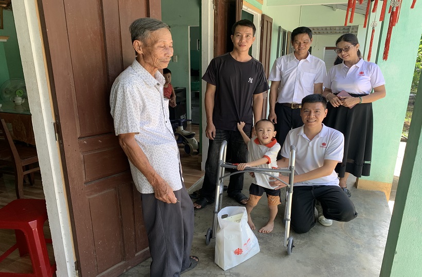 Caritas Đà Nẵng Thăm Và Hỗ Trợ Dụng Cụ PHCN Cho 36 Trẻ Bại Não Tại Gia Đình