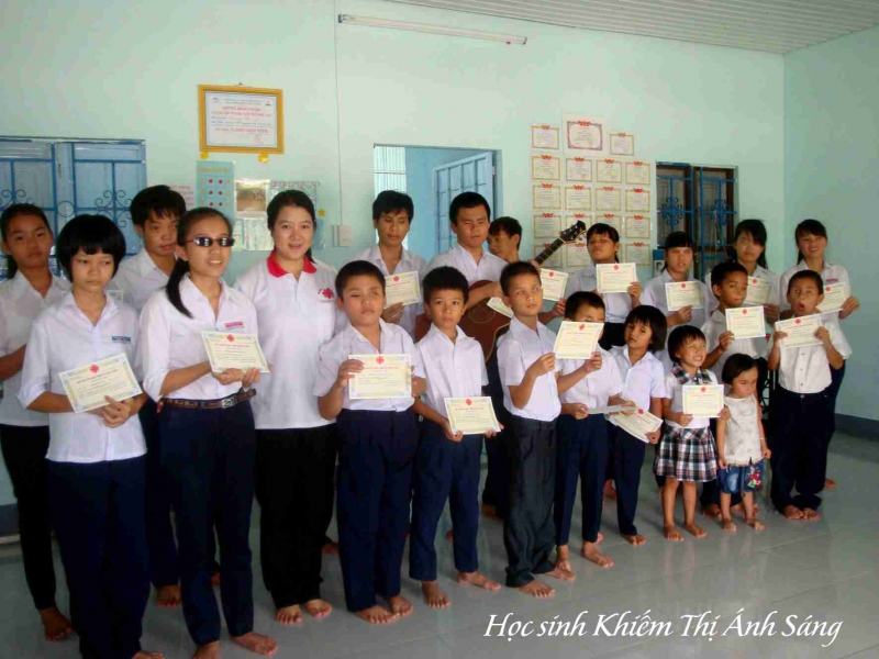 Caritas Phan Thiết tiếp sức cho học sinh nghèo đến trường NH 2014-2015