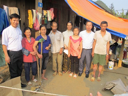 Caritas Hưng Hóa thăm hỏi, động viên và hỗ trợ một số gia đình bị thiệt hại do mưa đá lớn tại Mường Khương, Lào Cai
