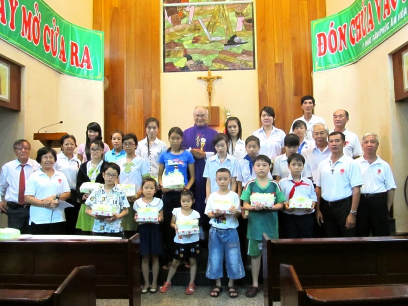 Ban Liên Kết Caritas Giáo hạt Tân Định  trao học bổng cho các em có hoàn cảnh đặc biệt khó khăn