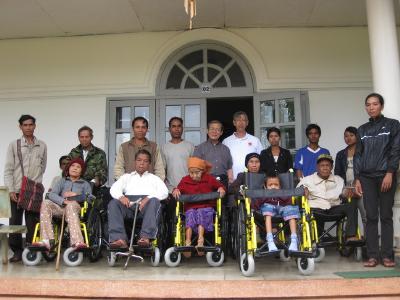 Caritas Ban Mê Thuột trao tặng xe lăn cho người phong cùi