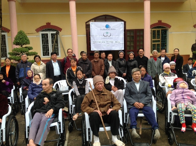 Caritas Thanh Hóa tặng xe lăn cho người khuyết tật