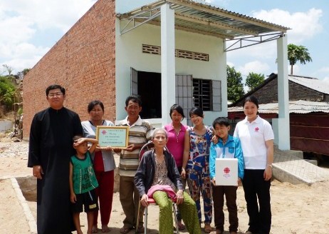 Caritas Phan Thiết trao tặng 7 nhà tình thương cho các hộ nghèo