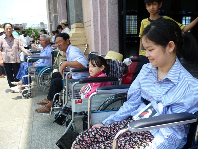 Caritas Bùi Chu trao xe lăn cho người bệnh