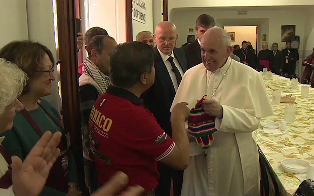 Đức Giáo Hoàng sử dụng phiếu quà tặng bữa ăn, chén dĩa nhựa để ăn trưa cùng với người nghèo của Caritas