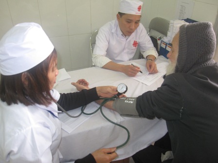 Caritas Hưng Hóa khám – tư vấn sức khỏe và phát thuốc miễn phí cho người già neo đơn tại Lào Cai (9-10/3/2013)