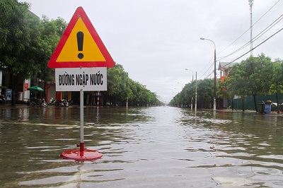 Đường phố Hà Tĩnh - Nghệ An thành sông sau đêm mưa lớn