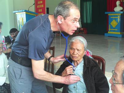 Đoàn y bác sĩ tình nguyện Pháp thăm, khám bệnh và phát thuốc tại Đà Lạt