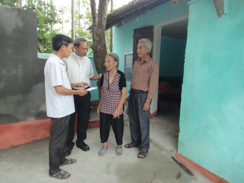 Caritas Hà Nội thăm viếng các nạn nhân của cơn bão số 1 và người nghèo