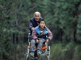 Cụ bà 76 tuổi mỗi ngày đi bộ 24 km đẩy cháu khuyết tật đến trường