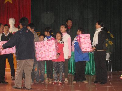 Caritas Bắc Ninh chia sẻ niềm vui Giáng Sinh cùng các bé mồ côi, khuyết tật và bệnh nhân tại trại phong Quả Cảm