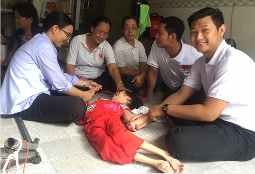 Quý Thầy ĐCV Thánh Giuse Sài Gòn: đến thăm các gia đình có con em bị bại não nằm rải rác ở nhiều giáo hạt