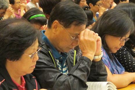 Laypeople pray for Christians in Zhejiang 