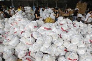 Aid efforts underway in Philippines
