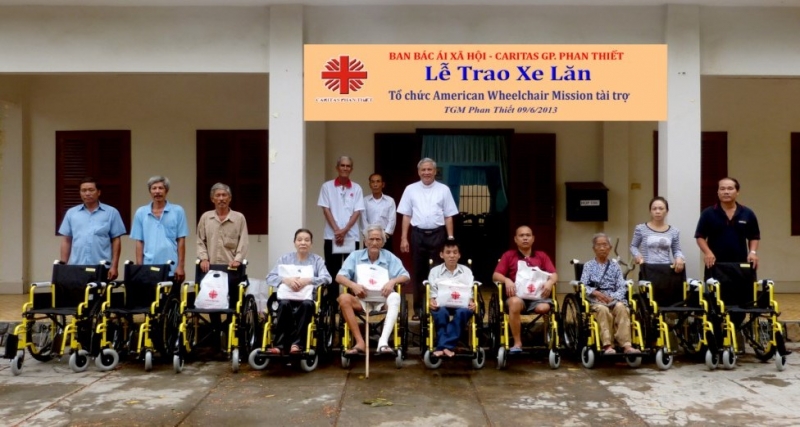 Caritas Phan Thiết trao xe lăn cho người khuyết tật