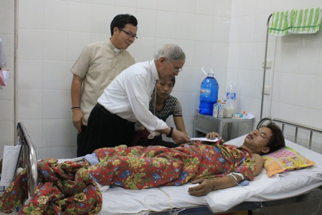 Caritas Hải Phòng thăm hỏi các nạn nhân trong vụ sập hầm tại Quảng Ninh sáng ngày 20/08/2015