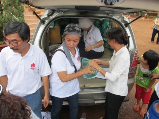 Caritas Giáo Hạt Tân Định tổ chức khám chữa bệnh cho người nghèo và tặng quà Trung Thu cho các em dân tộc thiểu số vùng sâu số