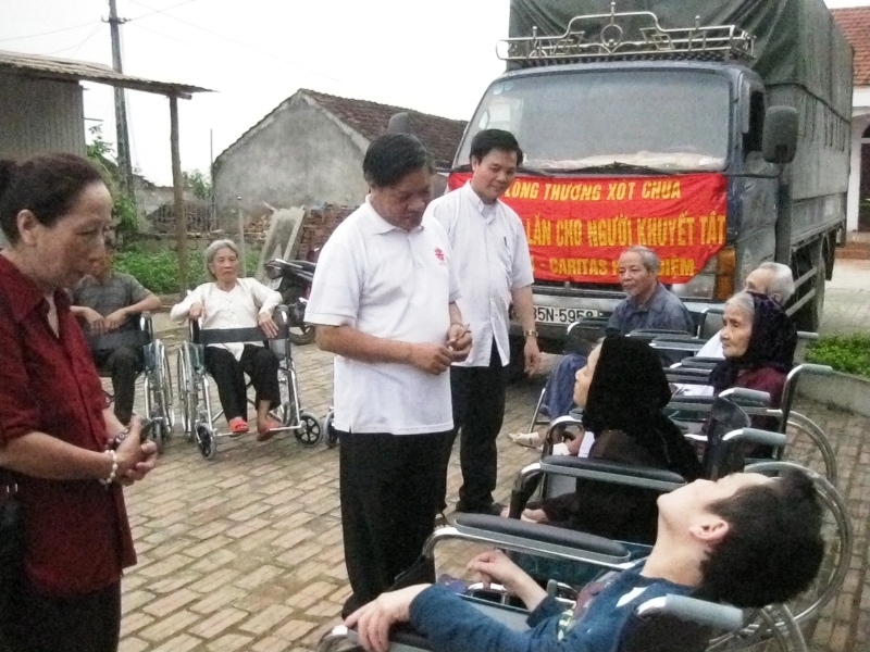 Caritas Phát Diệm trao tặng 230 chiếc xe lăn cho người khuyết tật