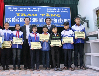Caritas Hải Phòng Trao Học Bổng Cho Học Sinh Nghèo Huyện Kiến Thụy