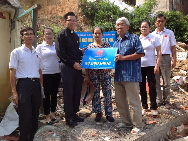 Caritas Hải Phòng trợ giúp các gia đình xây lại nhà sau trận mưa lũ tại Quảng Ninh