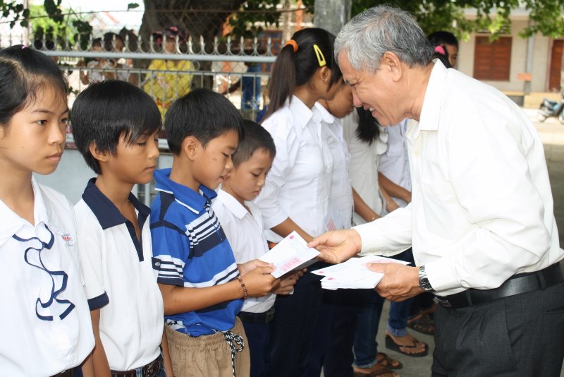 Quỹ Khuyến Học Nắng Mới của Caritas Phan Thiết lần đầu đến với học sinh nghèo