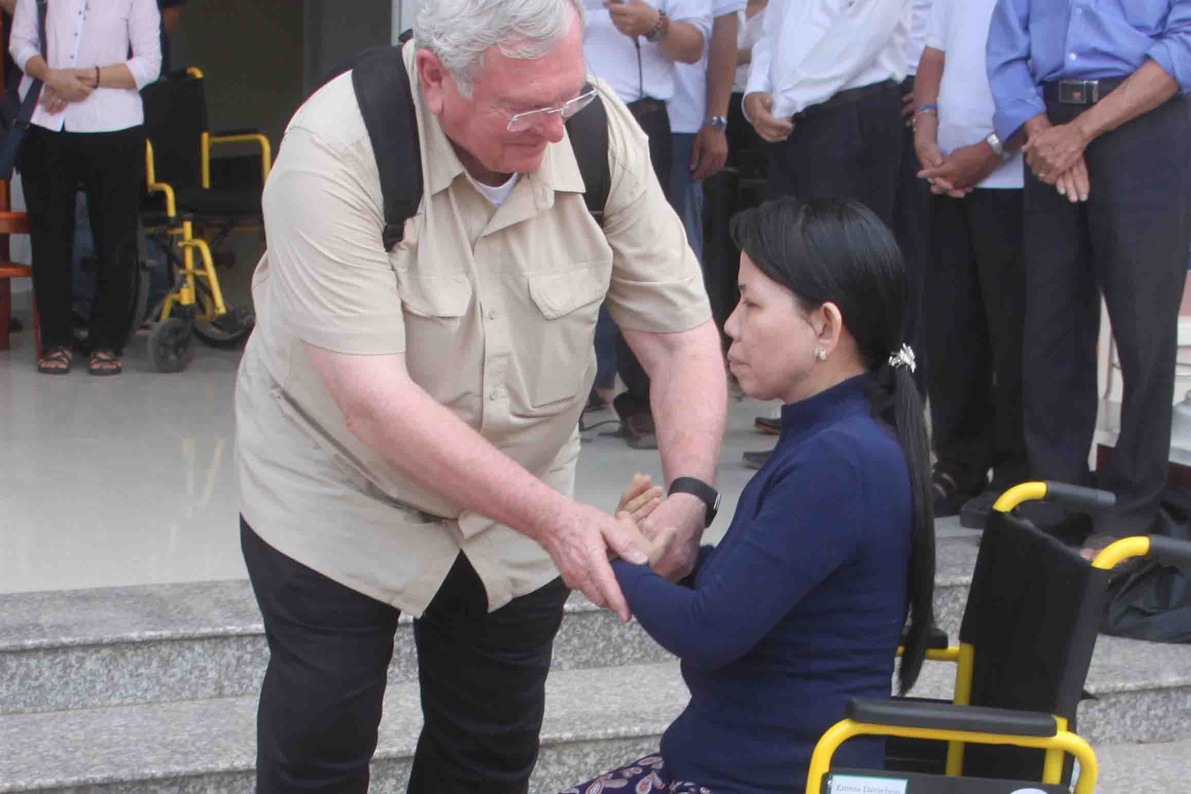 Caritas Xuân Lộc: Trao xe lăn, xe lắc cho bệnh nhân và người khuyết tật