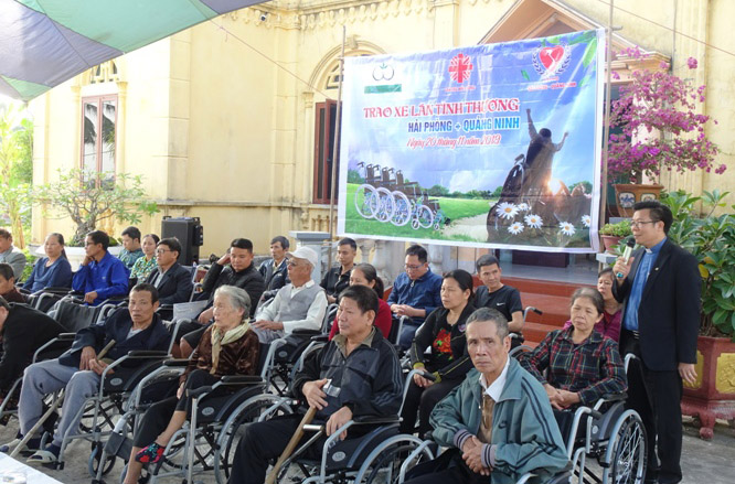 Caritas Hải Phòng: Trao tặng xe lăn cho người khuyết tật tại Hải Phòng và Quảng Ninh