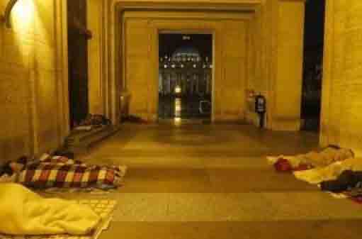 Một nhà thờ ở Roma mở cửa suốt 24 giờ cho người nghèo