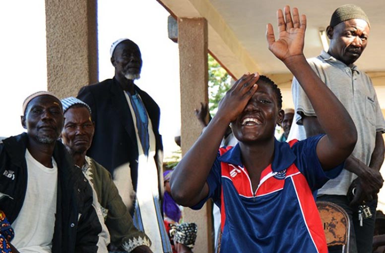 Dành tiền mua pháo để giúp giải phẫu mắt cho dân nghèo