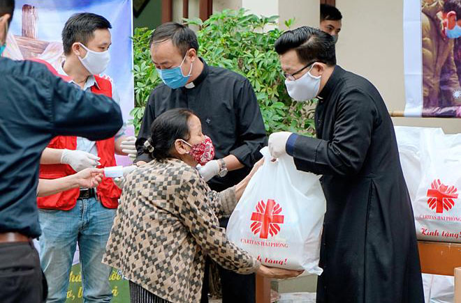 Caritas Hải Phòng: Trao quà hỗ trợ những người gặp khó khăn trong đại dịch Covid-19