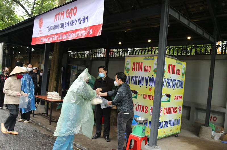 Caritas Hà Nội: Đặt cây ATM gạo tặng anh chị em có hoàn cảnh khó khăn