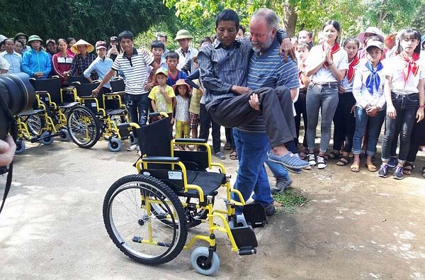 Quà Tặng Của Hội American Wheelchair Mission Dành Cho Người Khuyết Tật Vinh