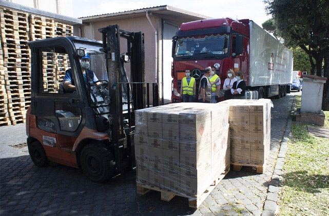 Hàng tấn thực phẩm được tặng cho Vatican để phân phát cho người nghèo
