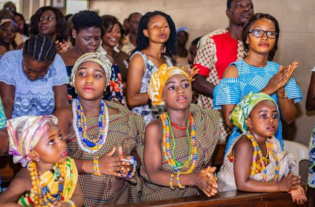 Caritas Ghana phân phát hàng hóa Vatican tài trợ cho 800 người nghèo