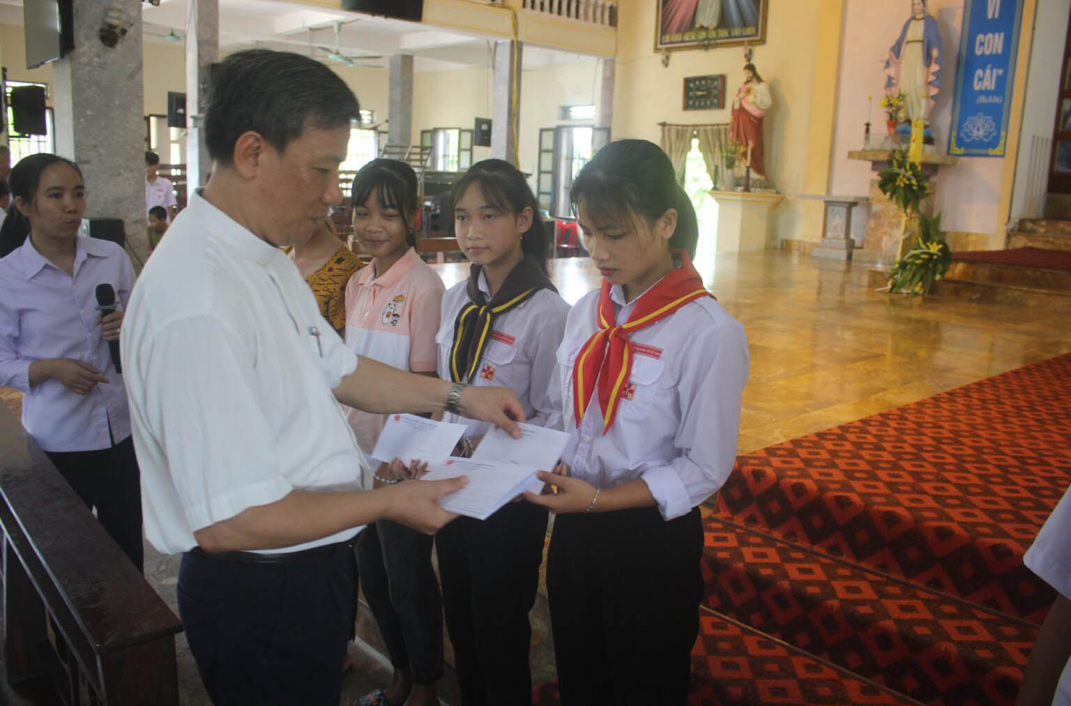 Caritas Phát Diệm: Trao học bổng khuyến học cho các em học sinh thuộc giáo hạt Văn Hải