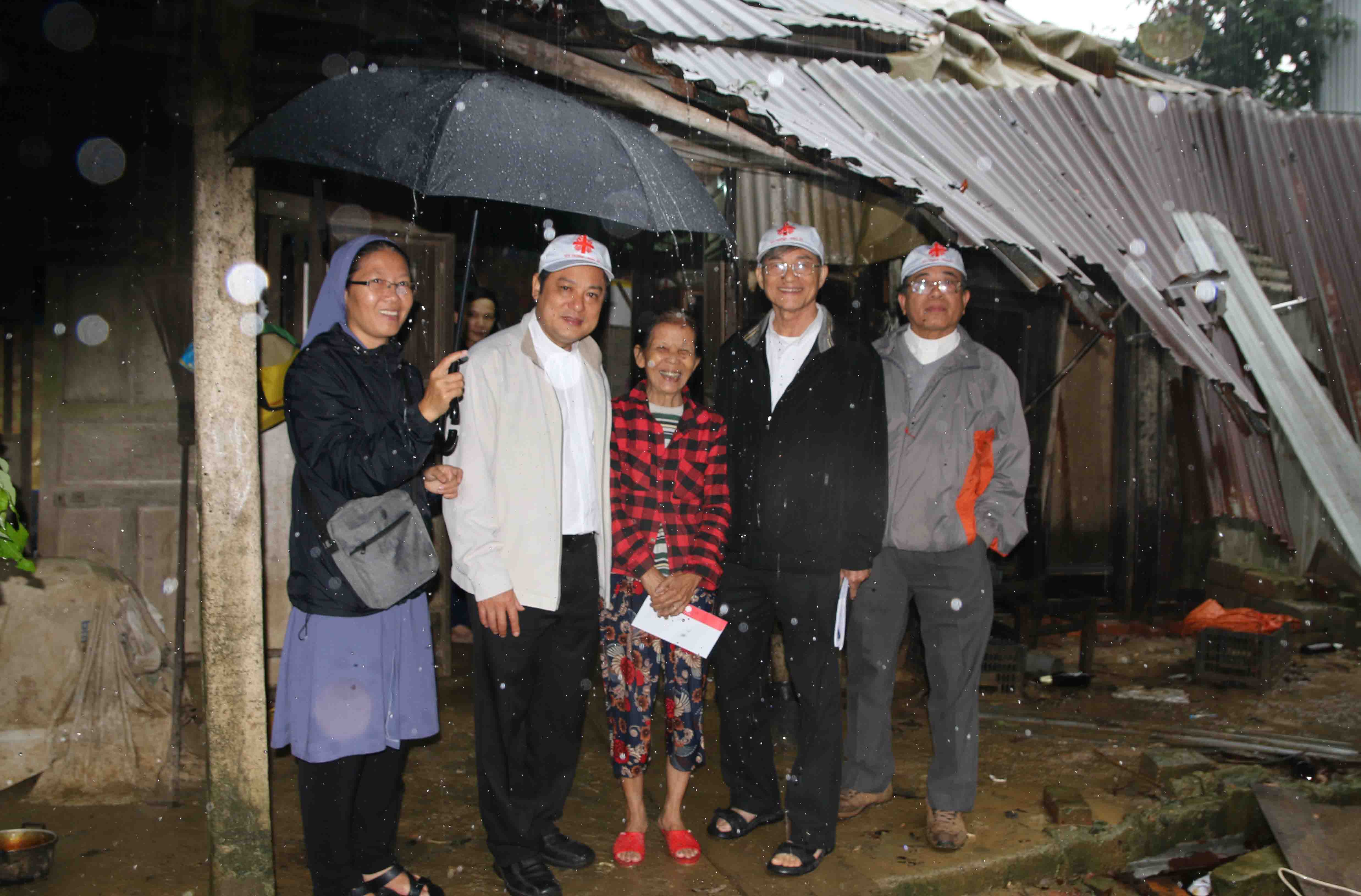 Caritas Vietnam: Visiting and monitoring the terrible floods in Central Vietnam