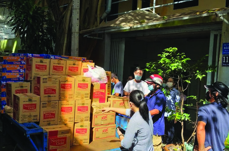 Caritas Sài Gòn: Phát thực phẩm cho các xóm nghèo lớp Tình Thương và bệnh nhân bệnh viện