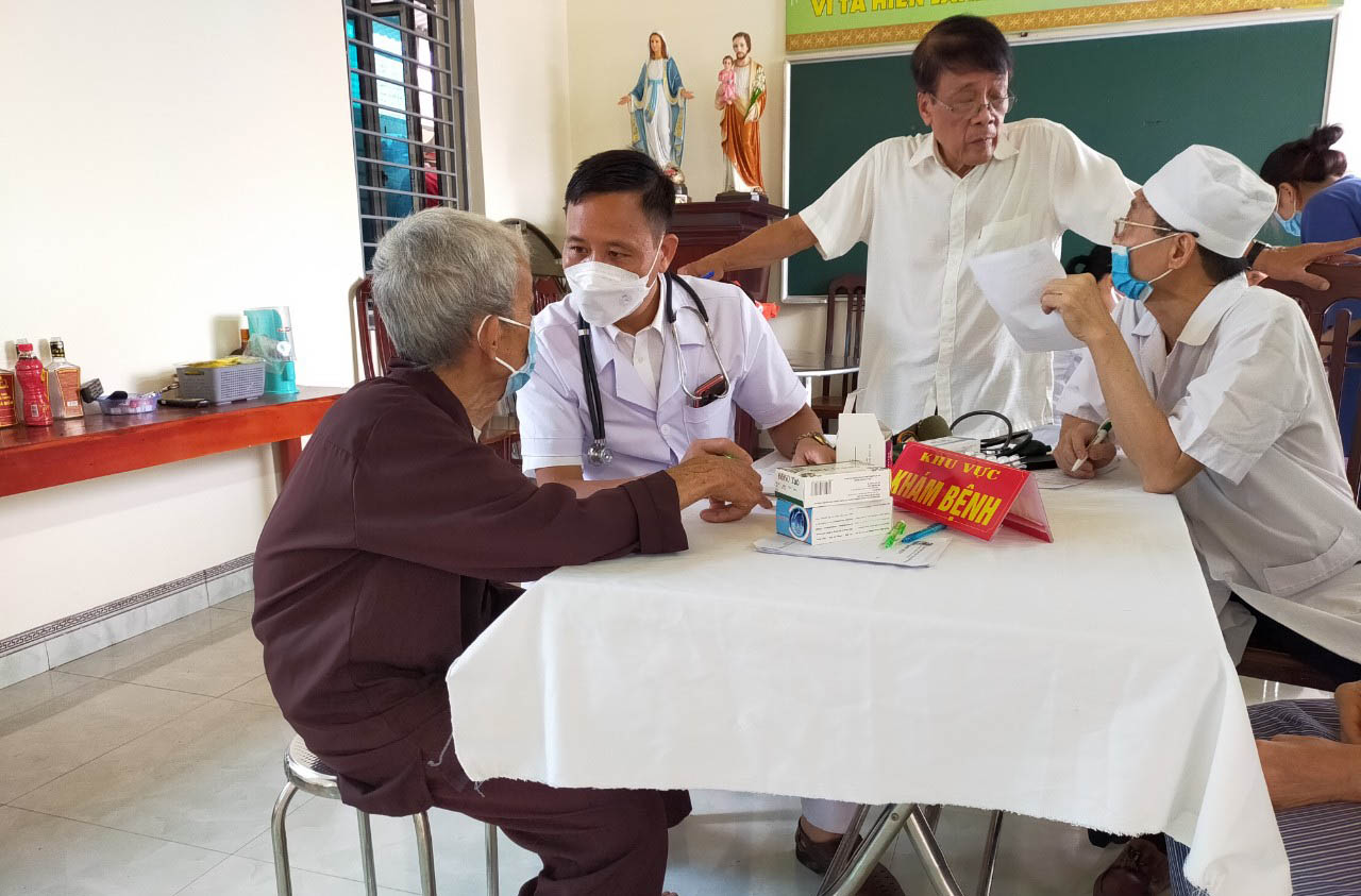 Caritas Thái Bình: Khám bệnh và phát thuốc tại Giáo xứ Hàm Tải
