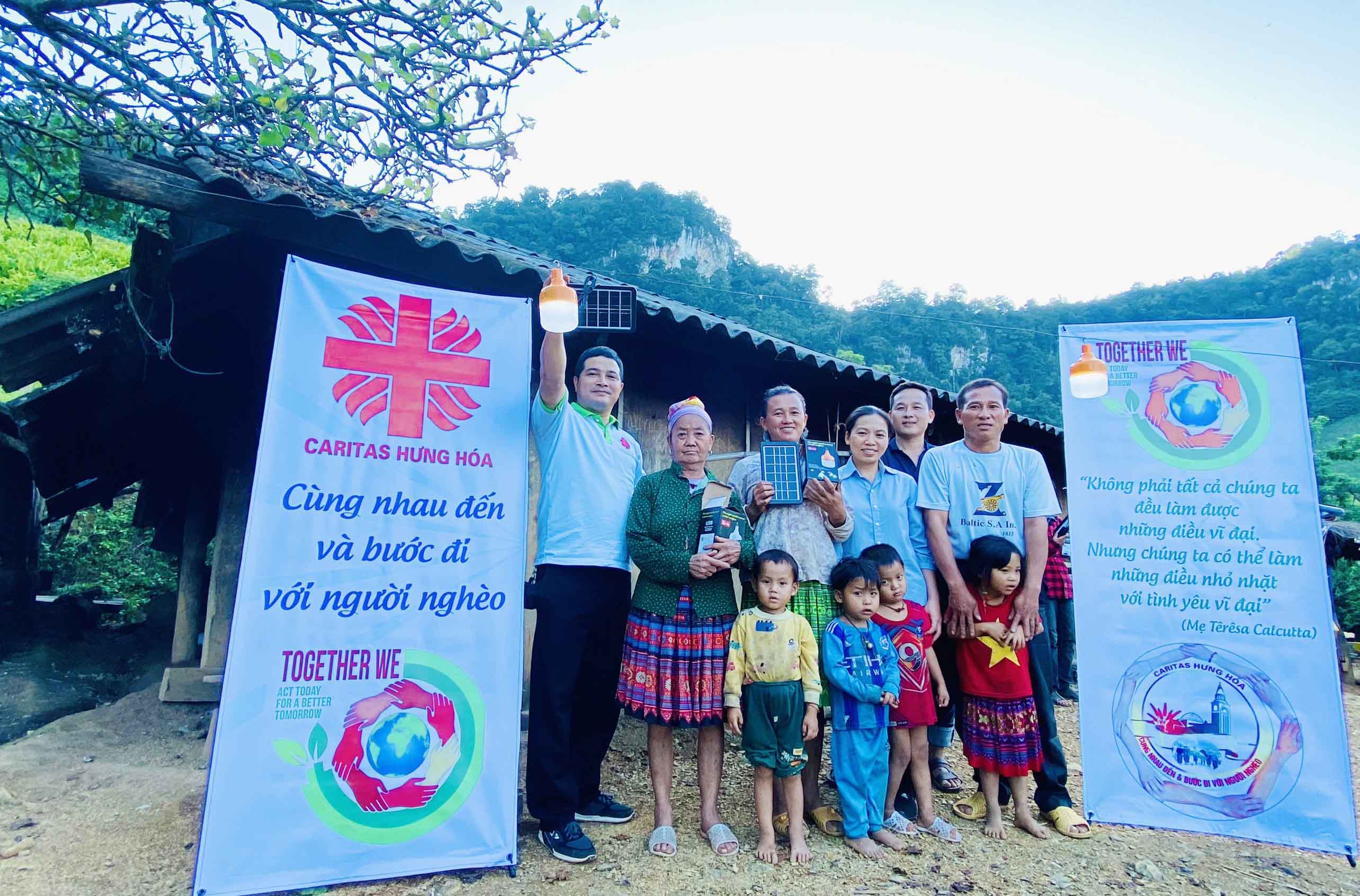 Caritas Hưng Hoá: Lắp đèn năng lượng mặt trời cho đồng bào H’mông tại bản Cò Lìu - tỉnh Sơn La