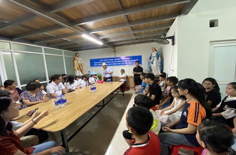 Caritas Lạng Sơn: Phát học bổng cho các em có hoàn cảnh khó khăn dịp đầu năm học mới