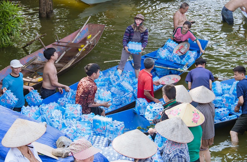 Caritas TGP Hà Nội thăm hỏi và động viên anh chị em bị ngập lụt sau cơn bão số 3